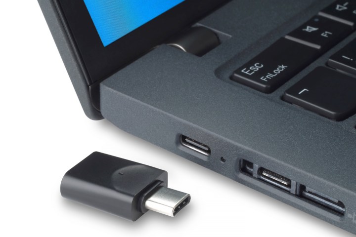 Un ejemplo de un dongle USB-C equipado con Qualcomm S3 Gen 2 Sound Platform.