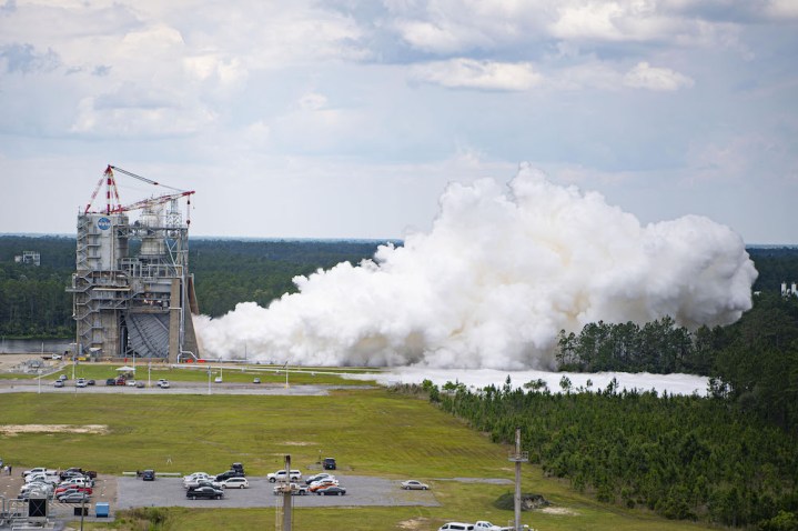 La NASA teste les nouveaux moteurs RS-25 de la fusée SLS pour la mission Artemis V.