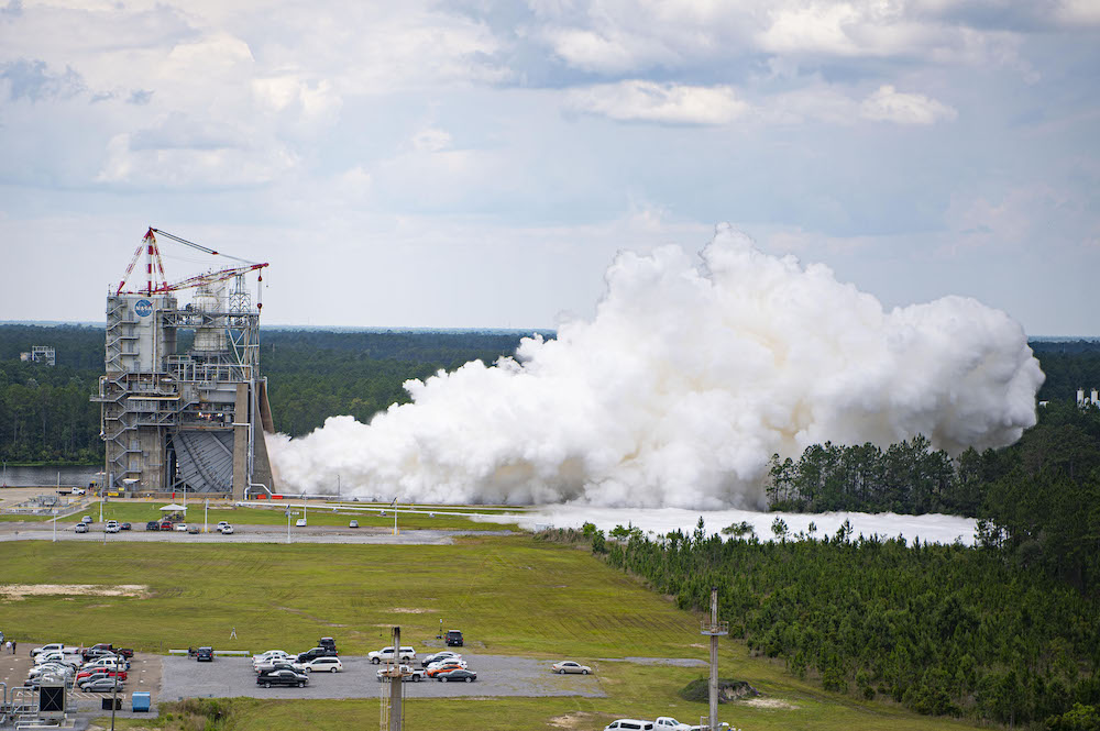 A NASA testa os novos motores RS-25 do foguete SLS para a missão Artemis V.
