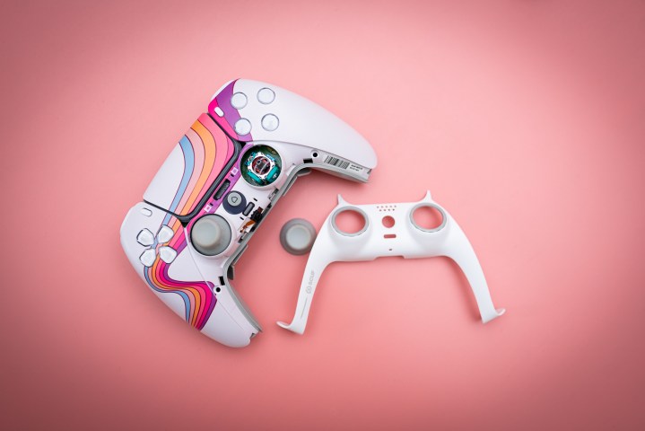 The faceplate removed on the Scuf Reflex controller.