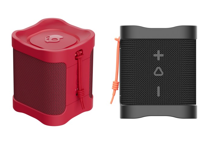 Coluna Bluetooth portátil Skullcandy Terrain Mini nas cores vermelho e preto.