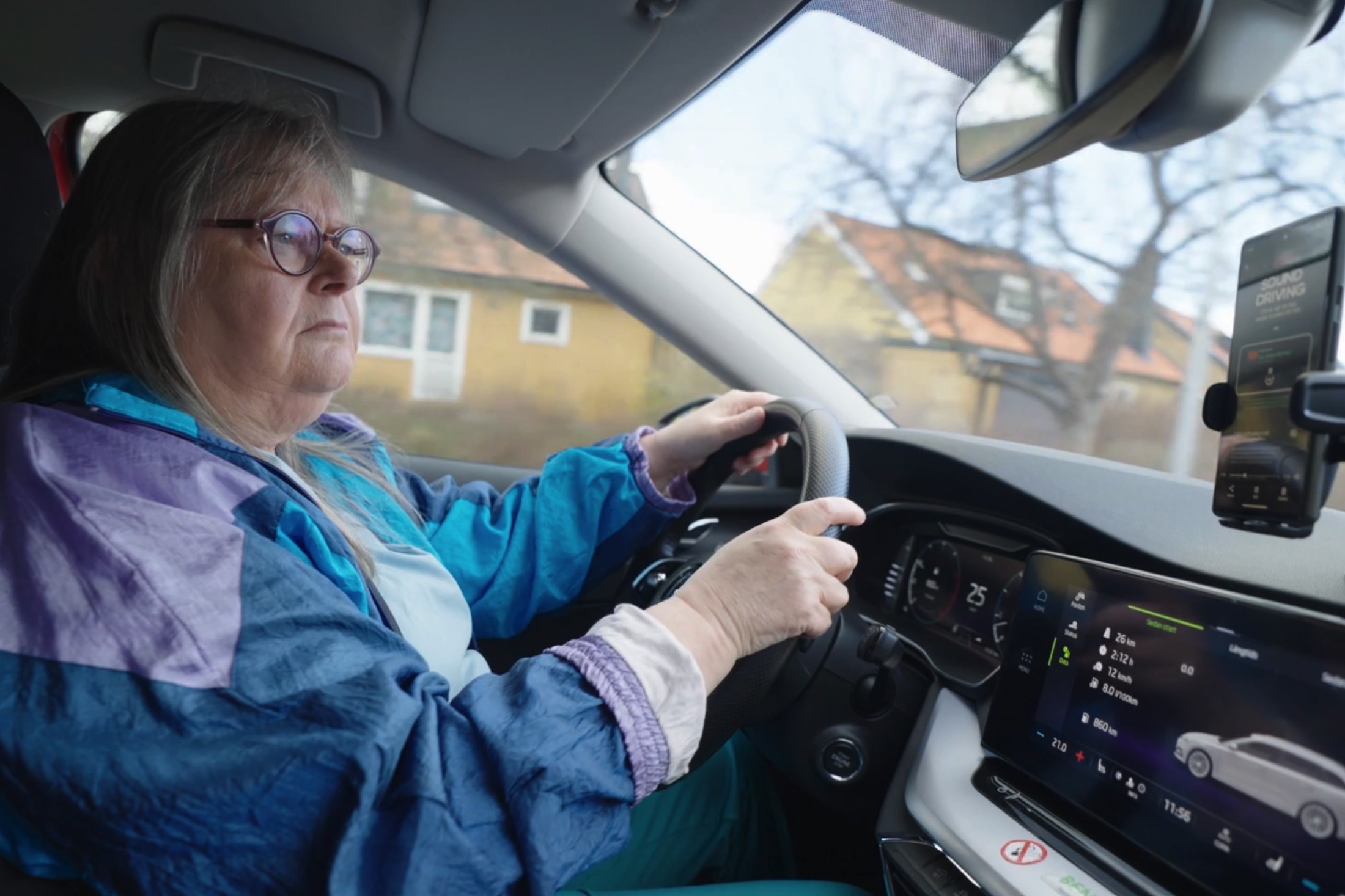 Um motorista experimentando a mudança desagradável no andamento de sua música causada pelo aplicativo Sound Driving.