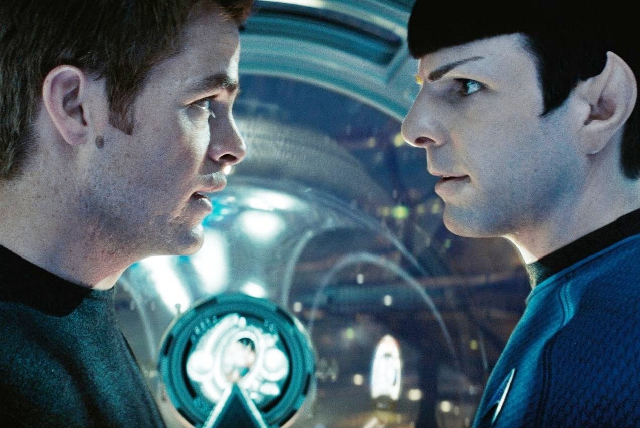 Kirk e Spock se olham em "Star Trek" (2009).