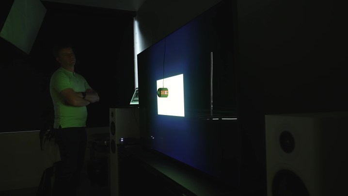 Medição de brilho sendo feita em uma TV Mini-LED Sony Bravia X93L.