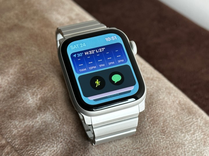 Apple Watch SE with widgets screen.