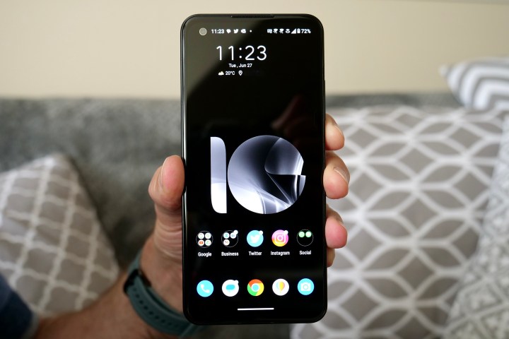 Una persona con in mano l'Asus Zenfone 10 che mostra lo schermo.