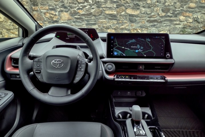 Interni della Toyota Prius Prime del 2023.