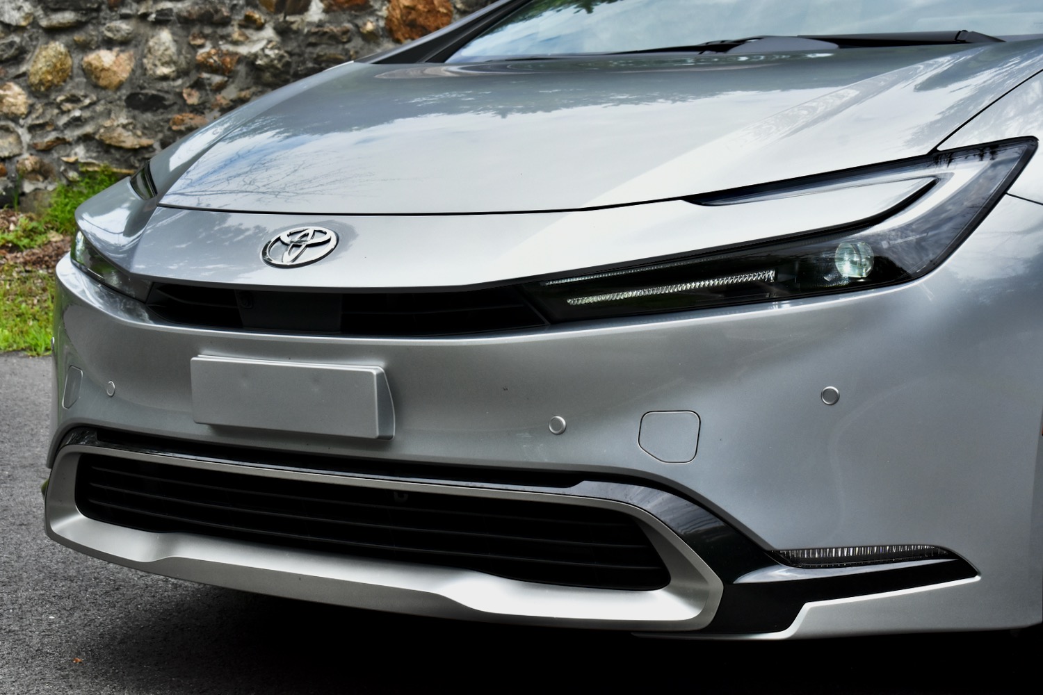 Vista frontal do Toyota Prius Prime 2023.