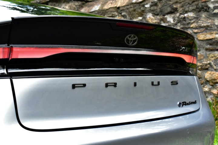 I fanali posteriori della Toyota Prius Prime del 2023.