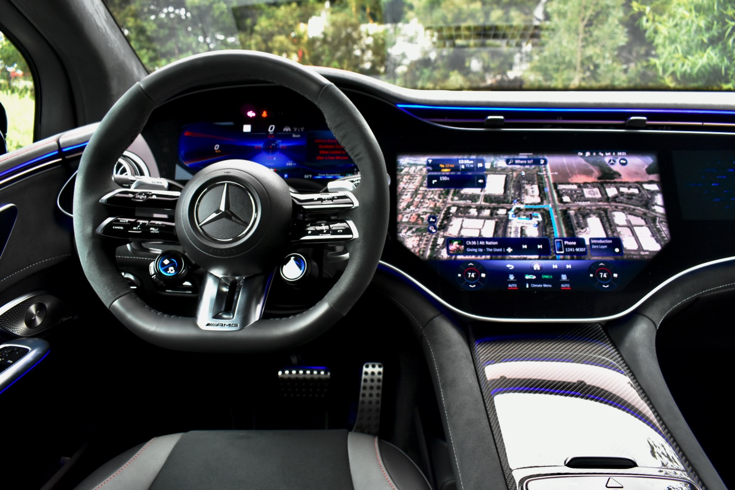 Interior do SUV Mercedes-AMG EQE 2024.