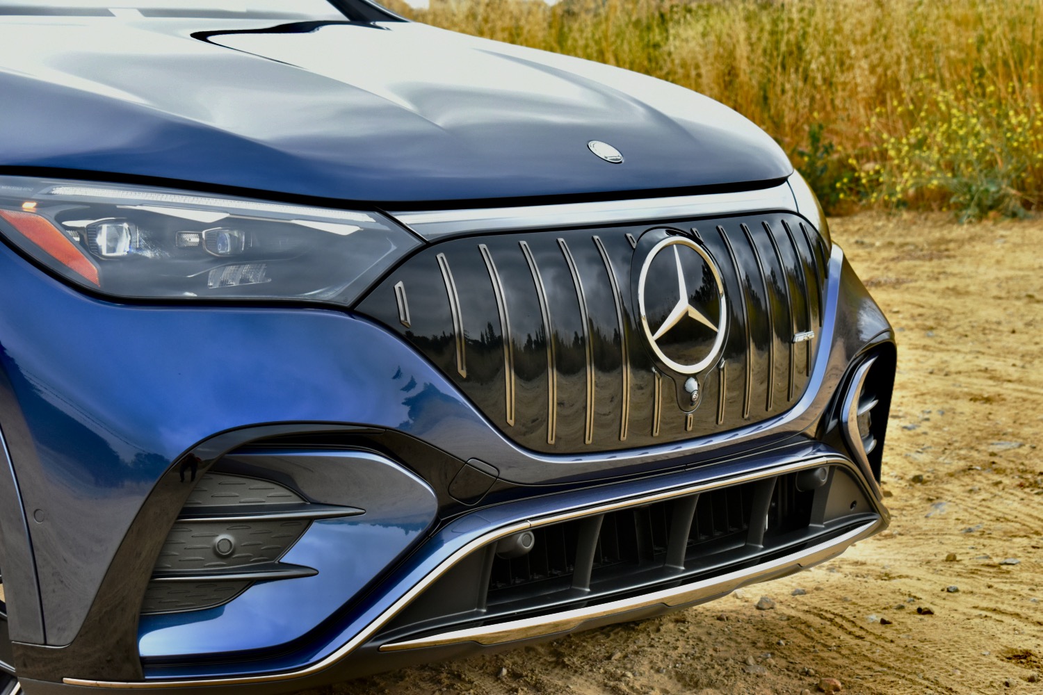Detalhe frontal do Mercedes-AMG EQE SUV 2024.