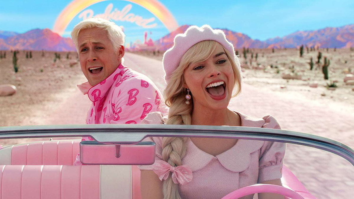 Ryan Gosling y Margot Robbie como Barbie y Ken cantando en un coche en Barbie.