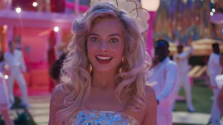 Margot Robbie como Barbie con una expresión confusa mientras está en una fiesta en Barbie.