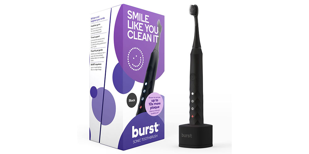 A escova de dentes elétrica Burst Charcoal Black ao lado de sua embalagem e sobre um fundo branco.
