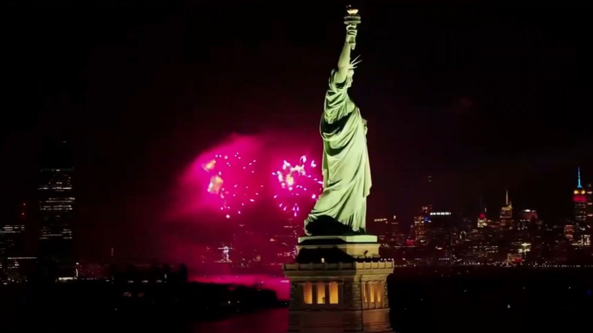 Fogos de artifício explodem na cidade de Nova York durante o America the Fourth da CNN.
