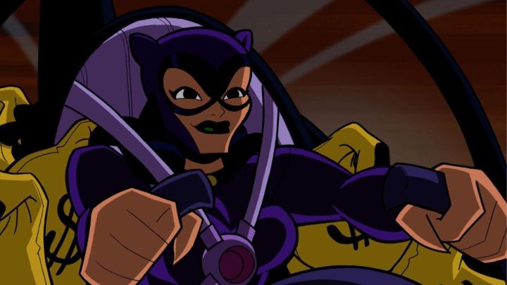 Catwoman conduisant un véhicule plein de sacs d'argent dans Batman : The Brave and the Bold.