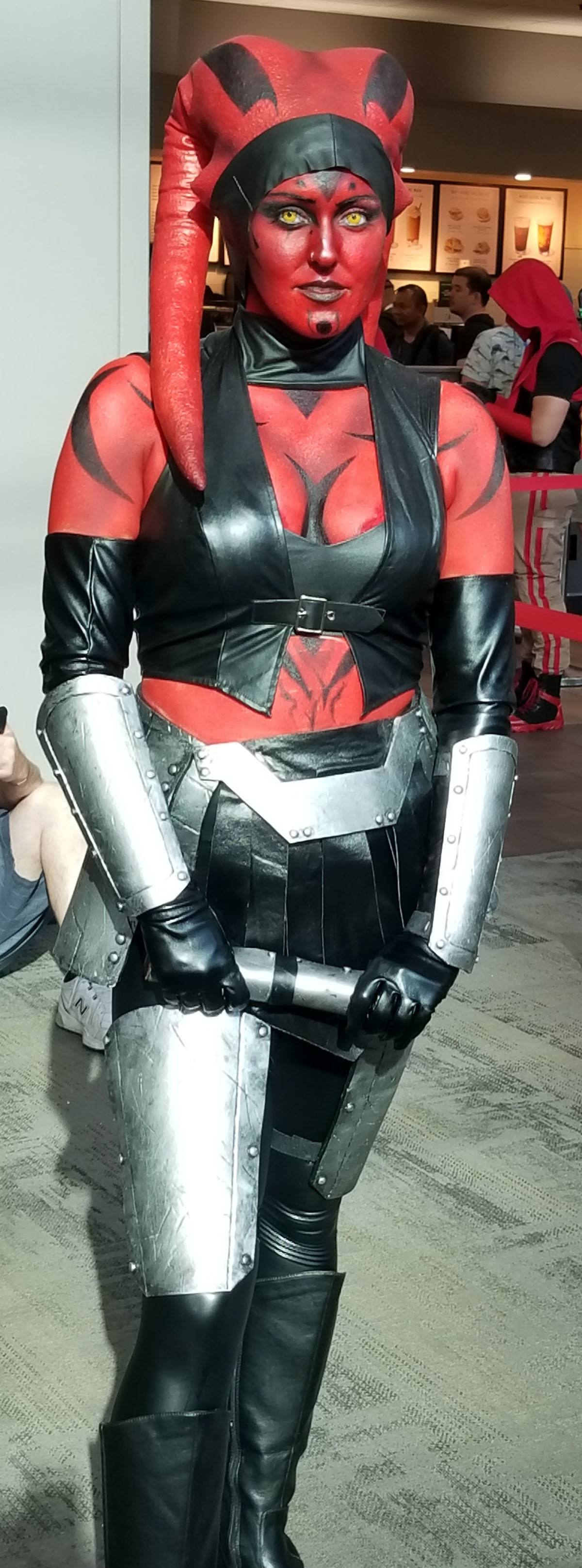 Um fã vestido de Darth Talon na Comic-Con.