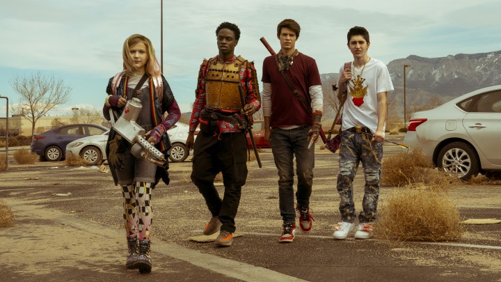 Josh Wheeler e seus aliados caminhando na série Daybreak da Netflix.