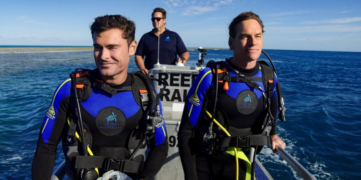 Dois homens se preparam para mergulhar em Down to Earth com Zac Efron.