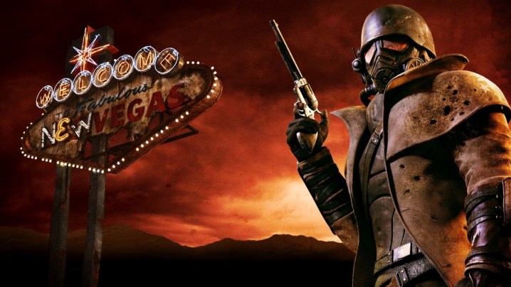 Le messager tenant une arme à feu avec un panneau de bienvenue en arrière-plan dans l'art clé de Fallout: New Vegas.