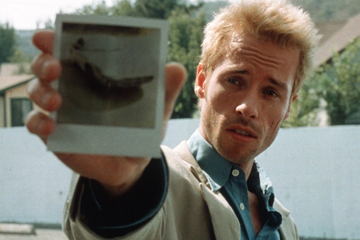 Guy Pearce holds up a polaroid in Memento.