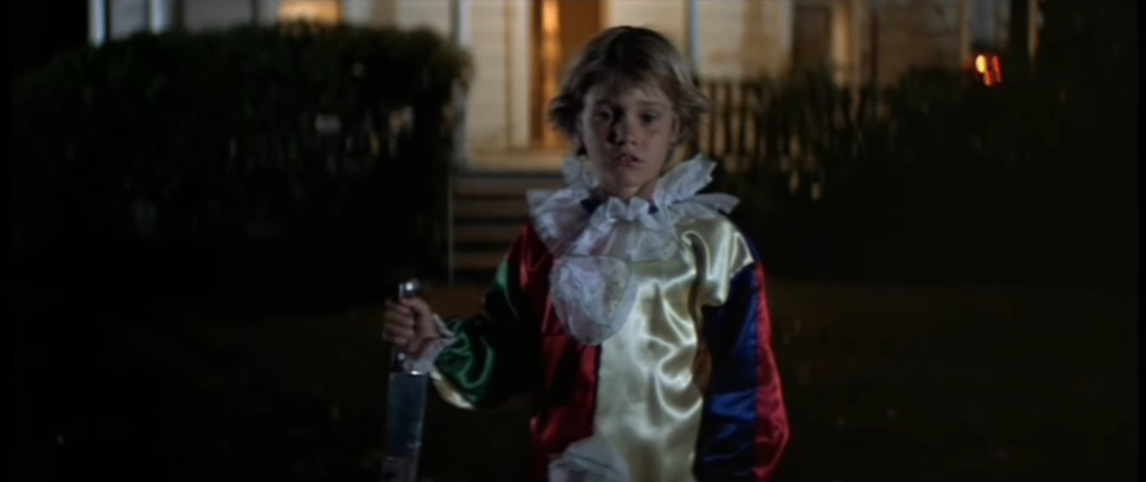 Um jovem Michael Myers segurando uma faca em "Halloween" (1978).