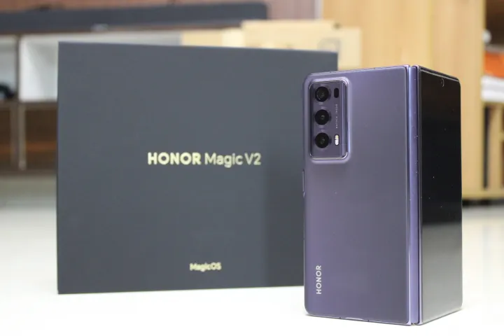 Honor Magic V2 en morado.