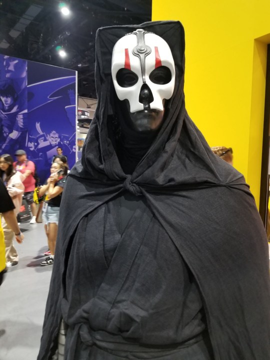 Un fan vestido como Darth Nihilus en la Comic-Con.