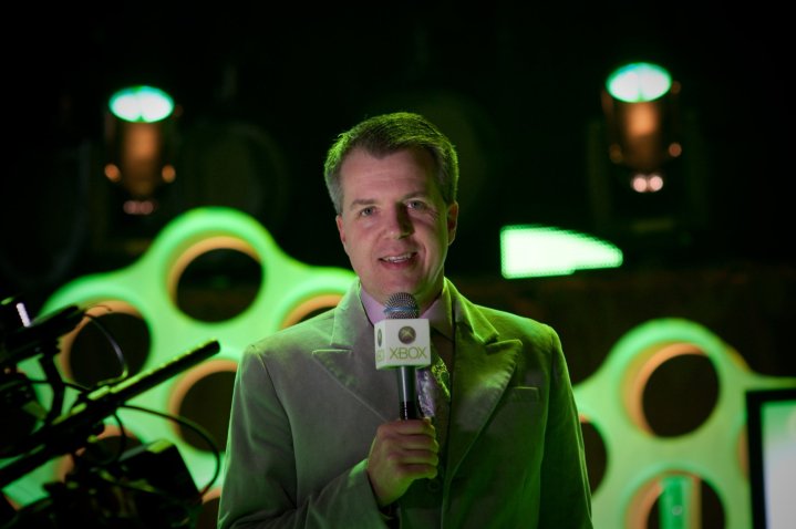Larry Hryb sosteniendo un micrófono de Xbox en un evento de Xbox.
