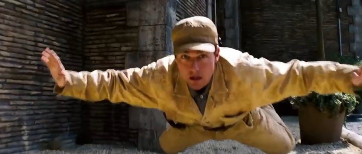 Ethan pendurado em um fio em "Missão: Impossível III".