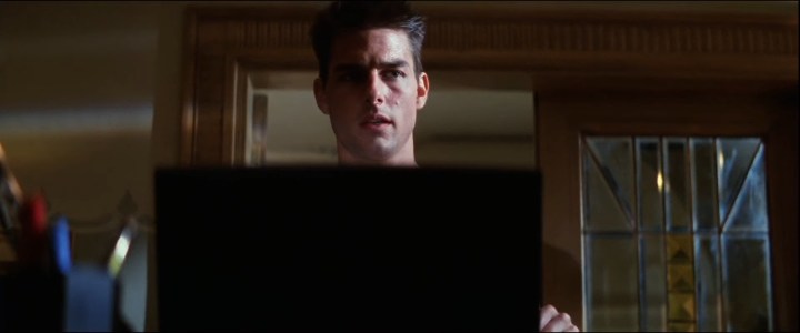 Ethan usando um computador em "Missão: Impossível".