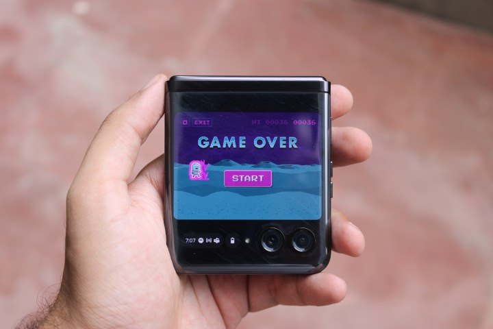 Motorola Razr Plus cover screen game.