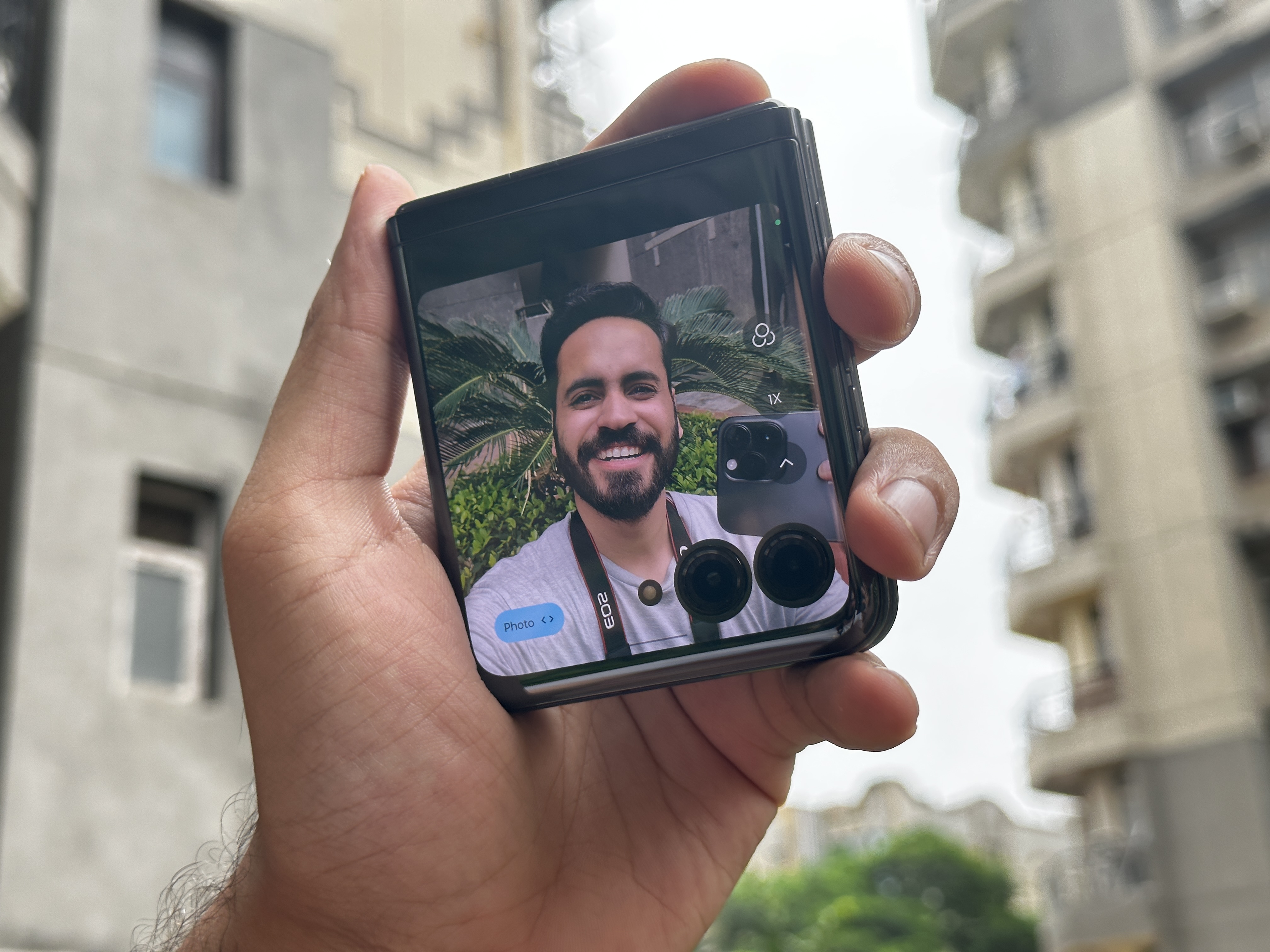 Selfie da câmera traseira do Motorola Razr Plus