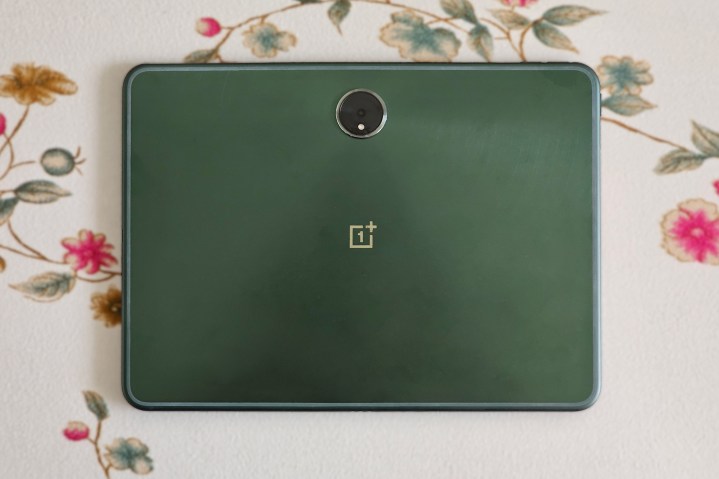 Tablet Android OnePlus Pad verde su una superficie piana.