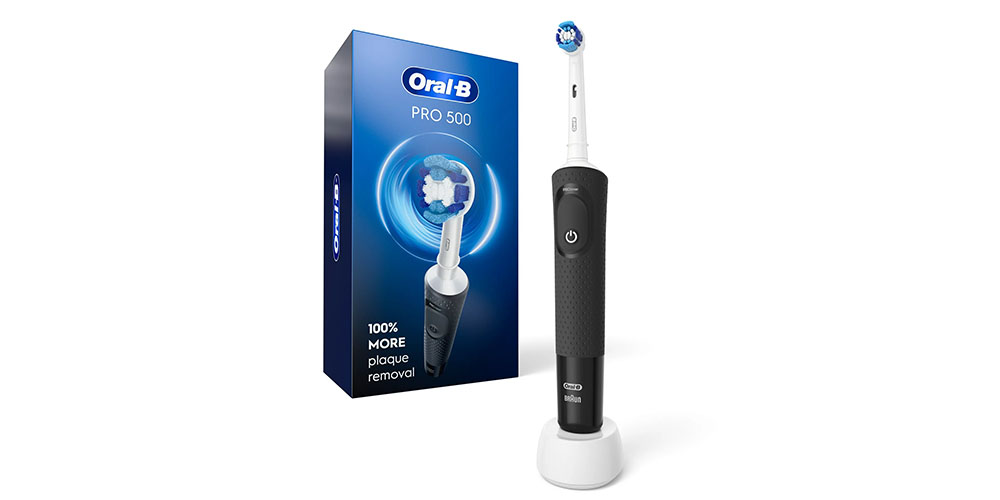 A escova de dentes elétrica Oral-B Pro 500 em um fundo branco.