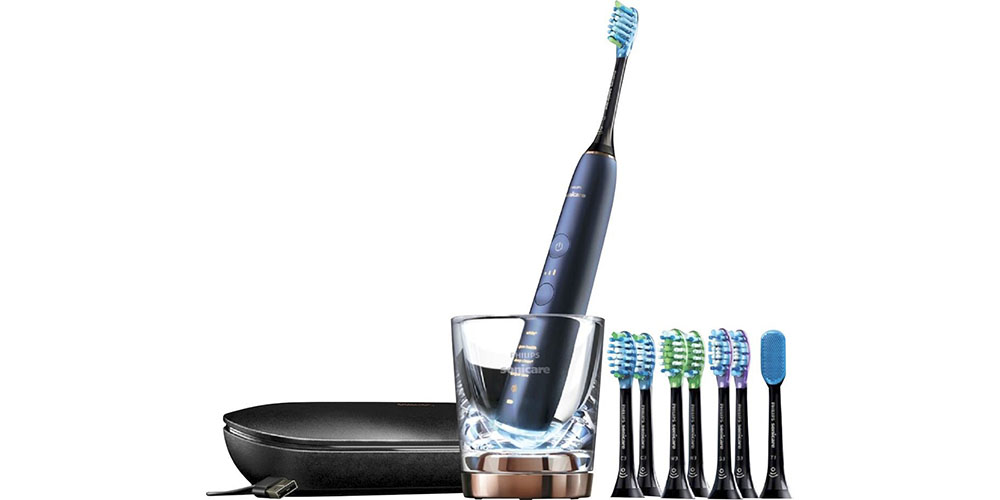 A escova de dentes recarregável Philips Sonicare DiamondClean Smart 9700 em um fundo branco com muitas cabeças de escova próximas.