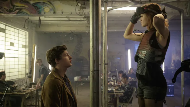 Wade Watts, interpretado por Tye Sheridan, admira a Art3mis, interpretado por Olivia Cooke, en Ready Player One.