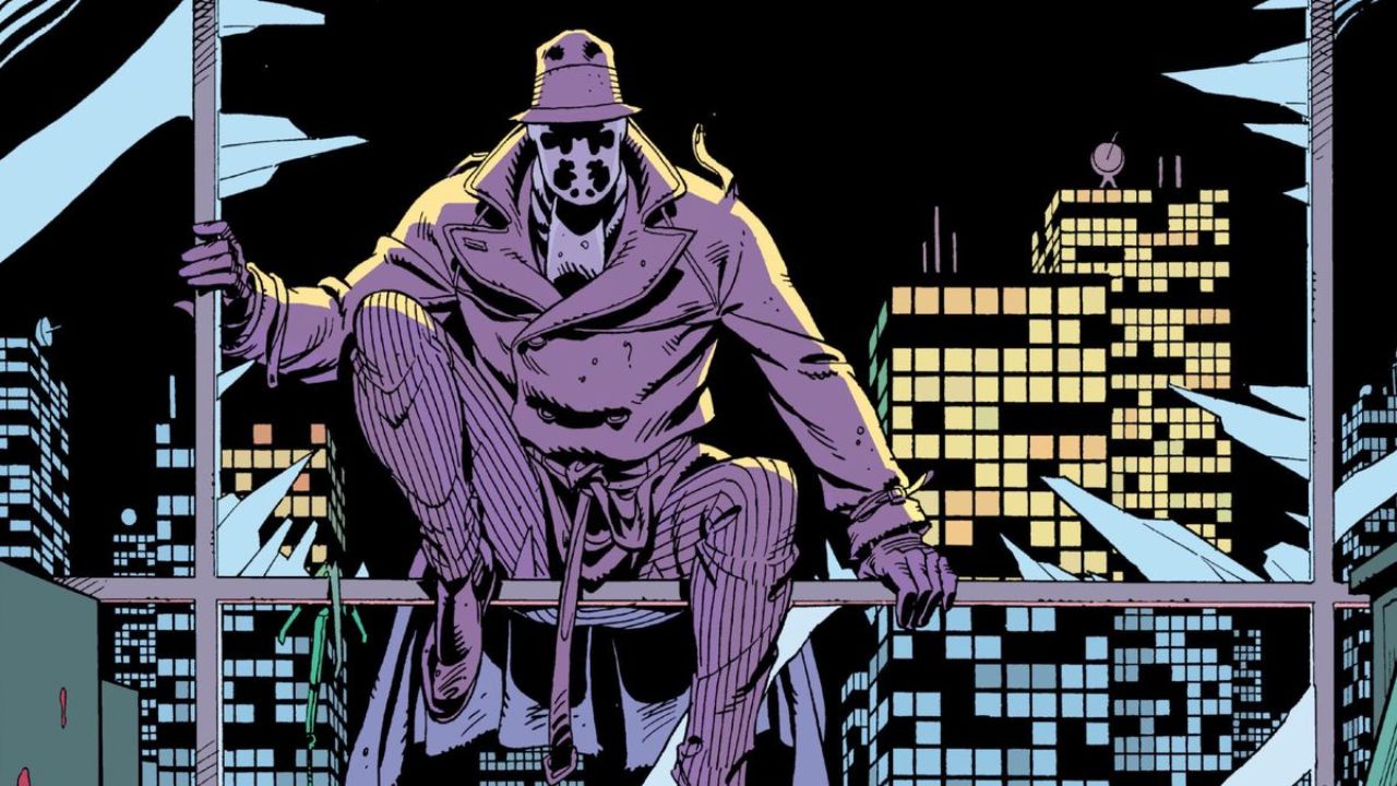 Rorschach sentado en un marco de ventana roto con una ciudad en el fondo en la novela gráfica Watchmen.