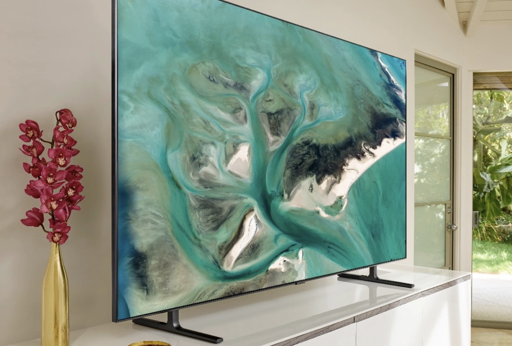 O Samsung Q80C colocado em uma sala de estar sobre um suporte de TV.