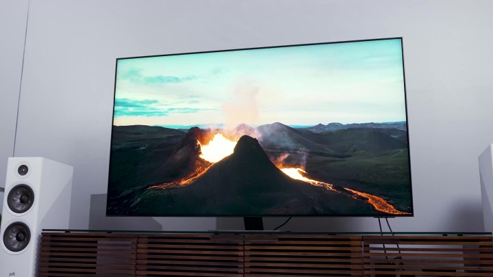Извергающийся вулкан на фоне неба в сумерках на Samsung QN90C. 
