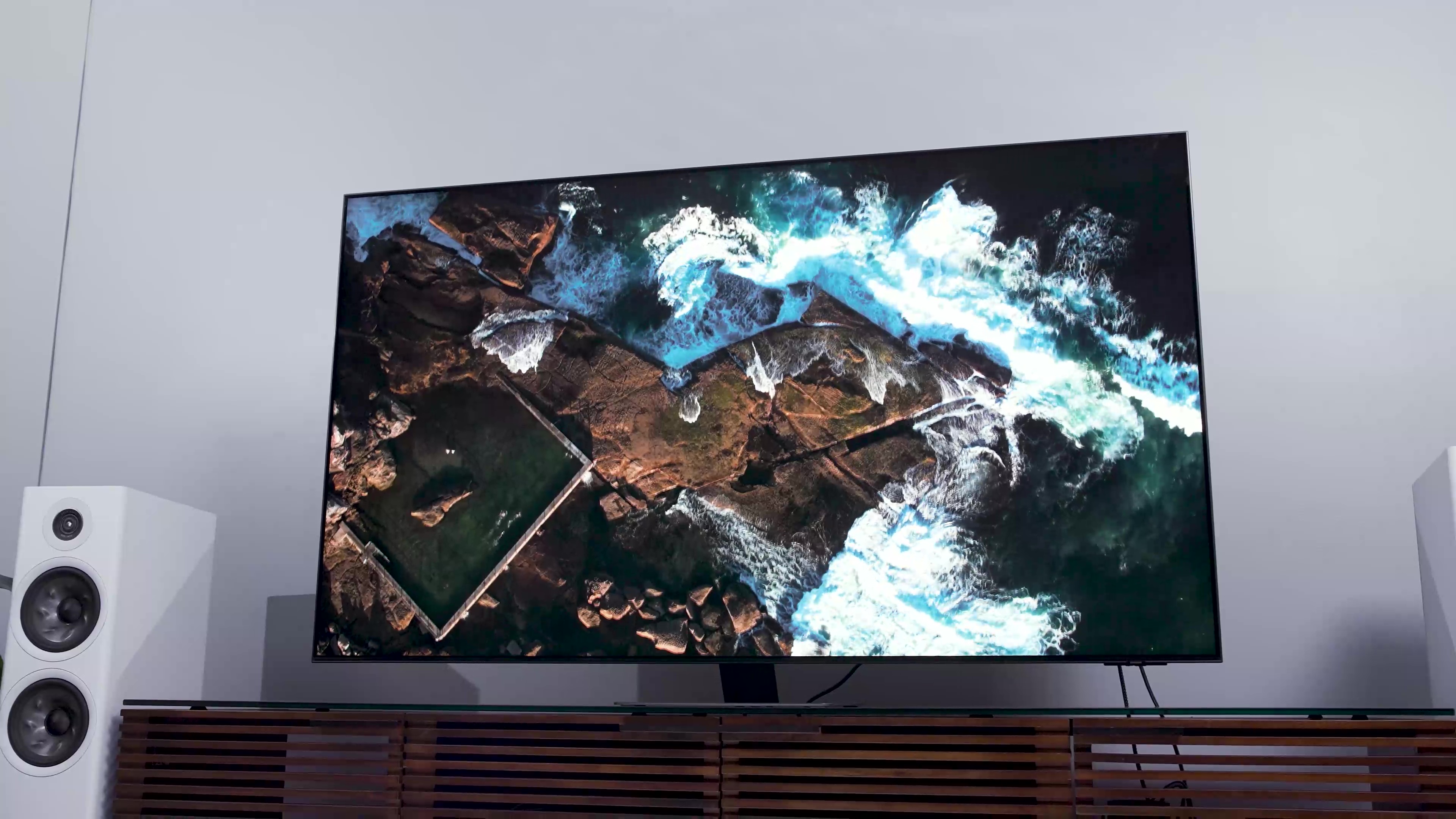 Samsung QN90C'de gösterilen kıyı şeridinin havadan görüntüleri.