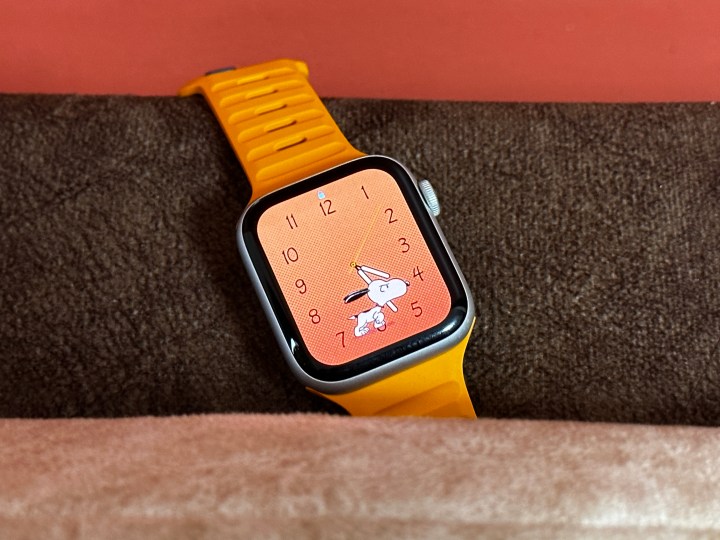 Snoopy watch face on Apple Watch SE.