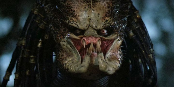 O Predator tira sua máscara, revelando suas presas.