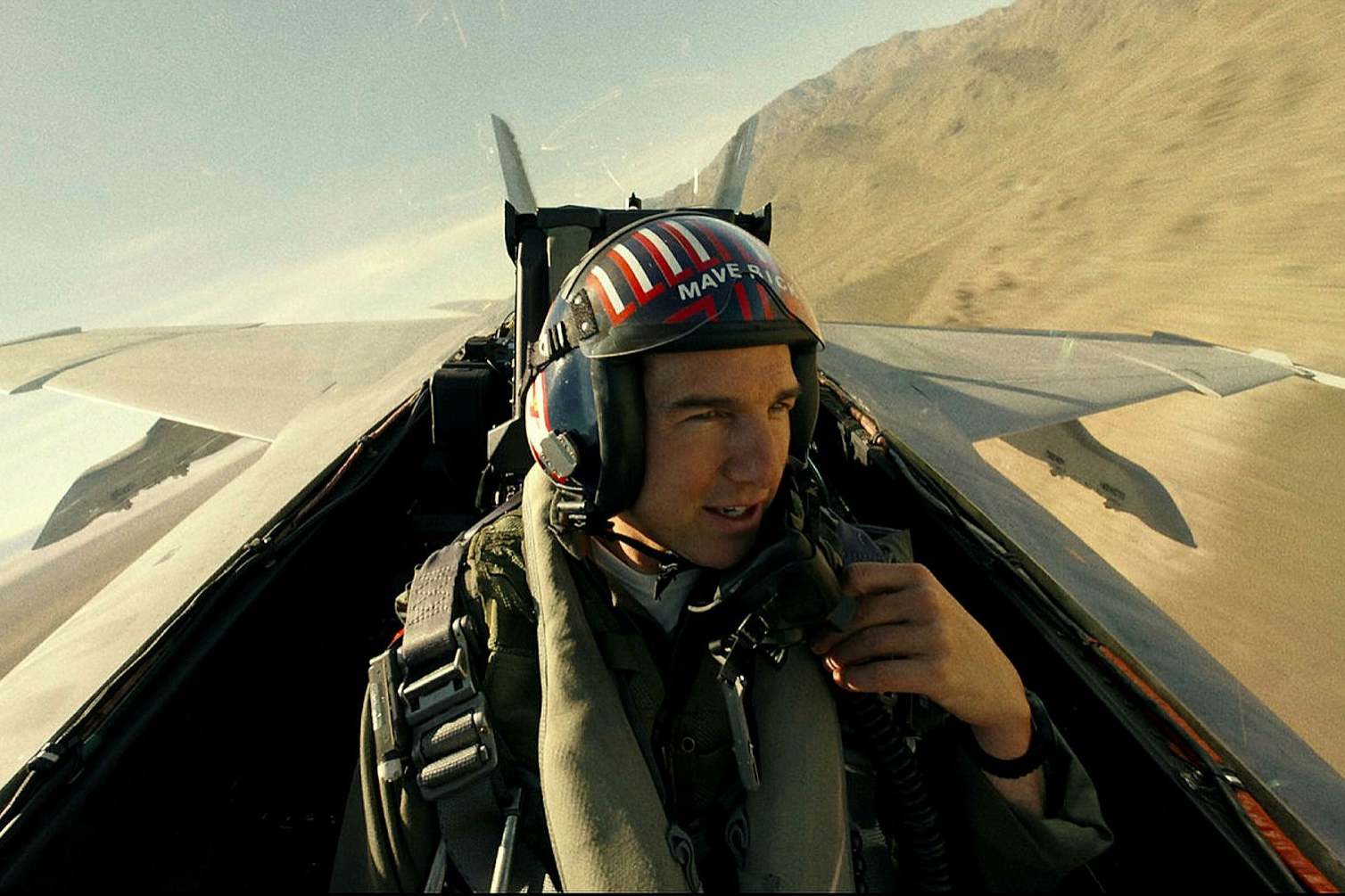 Tom Cruise pilota um jato em Top Gun: Maverick.