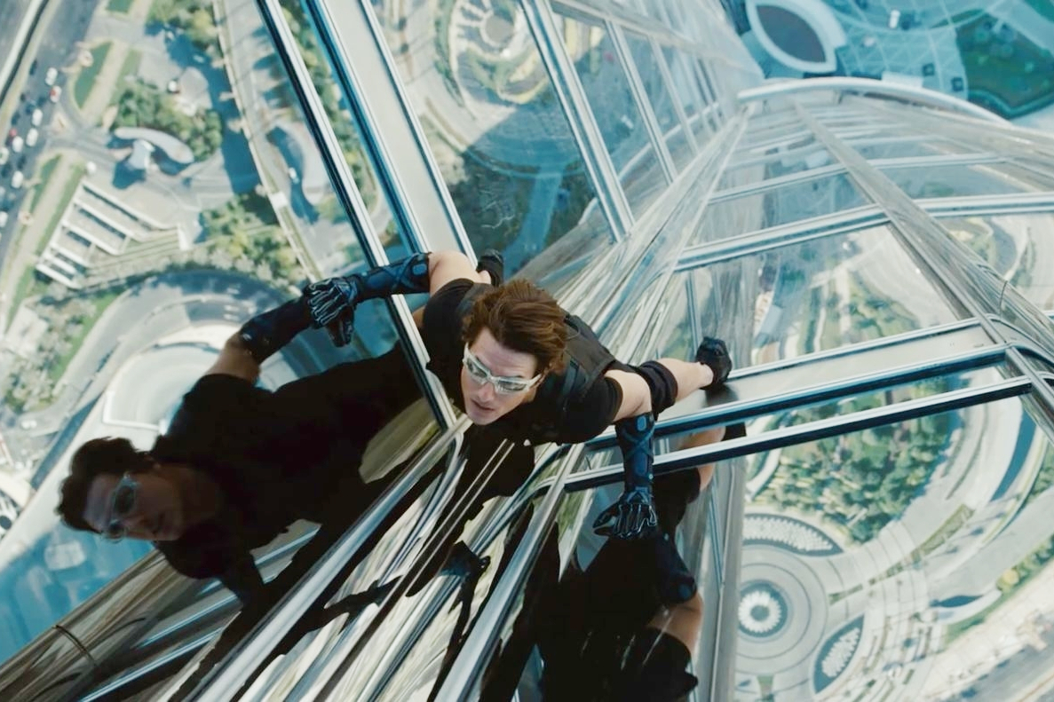 Tom Cruise está pendurado ao lado do Burj Khalifa em Missão: Impossível - Protocolo Fantasma.