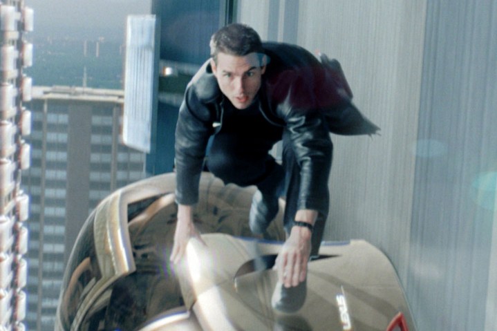 Tom Cruise está em cima de um carro futurista em Minority Report.