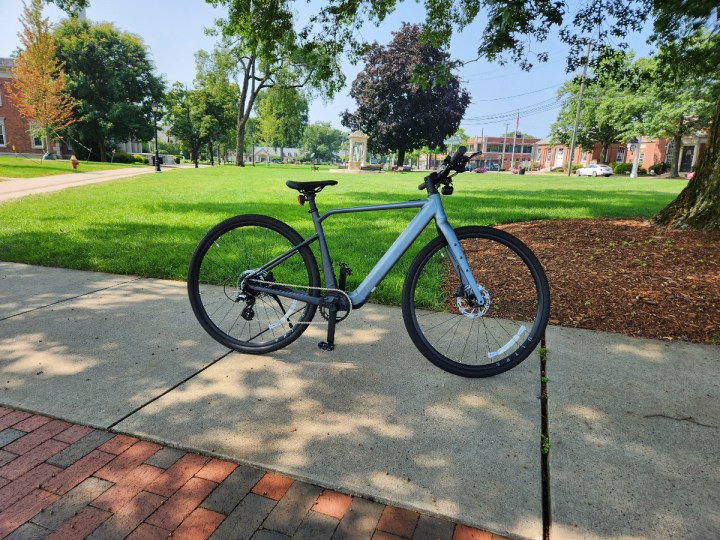 Velotric T1 e-bike lato destro con una città verde del New England sullo sfondo.
