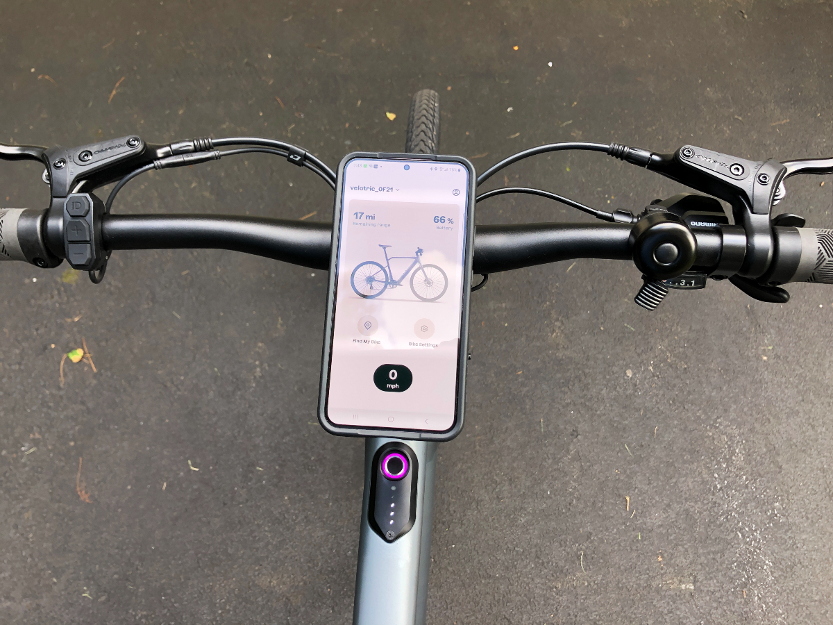 Velotric T1 com aplicativo de controle para smartphone e quadro de bicicleta elétrica com painel de controle habilitado para impressão digital.