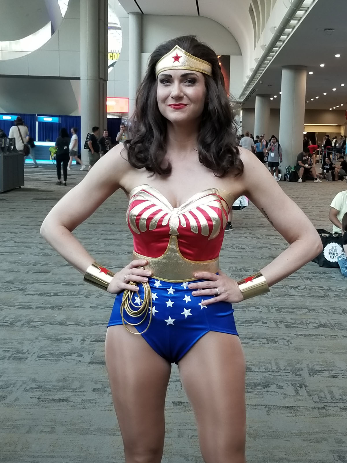 Un fan vestido como Wonder Woman en la Comic-Con.