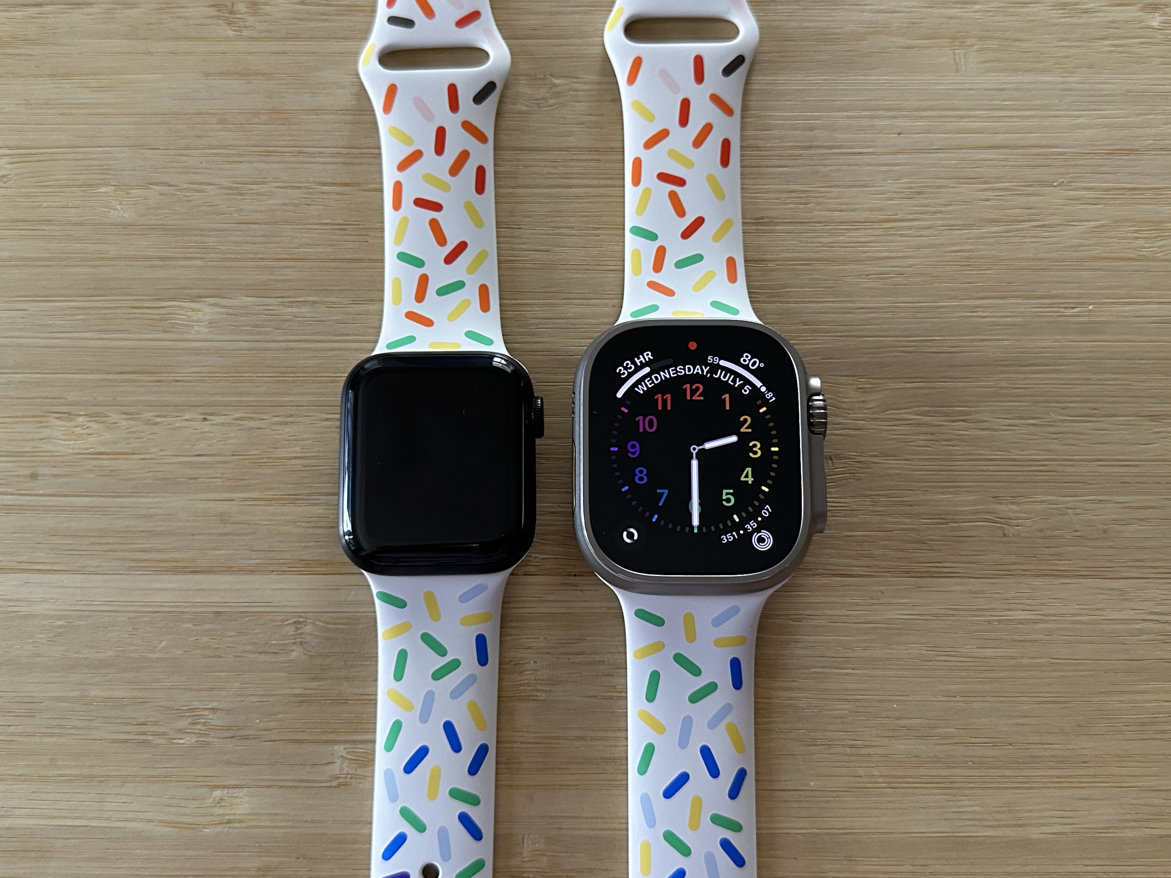 Apple Watch Series 5 ao lado de um Apple Watch Ultra.
